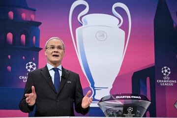 Giorgio Marchetti , adjunto al secretariogeneral de la UEFA fue el encargado de explicar la normativa del sorteo.