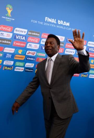 Pelé a su llegada para presenciar el sorteo que definirá los grupos del Mundial de 2014 en la localidad brasileña de Costa do Sauípe.