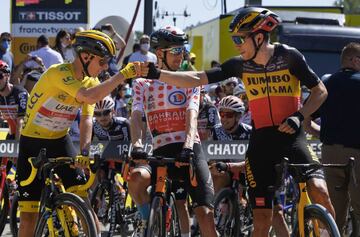 Tadej Pogacar y Wout van Aert antes de comenzar la última etapa del Tour de Francia 2021