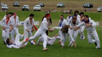 Jugadores de rugby amateur de los equipos de Blue Suede Shoes y Reddy Teddies juegan en trajes de Elvis Presley.