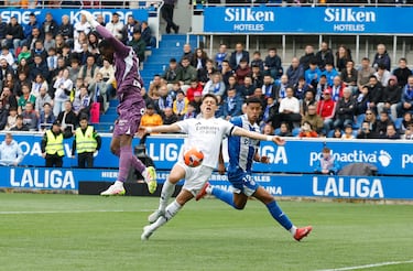 Balón al espacio que terminó encontrando Arda Güler en su mano a mano ante Owono, pero no logró rematar ante la salida del portero del Alavés.