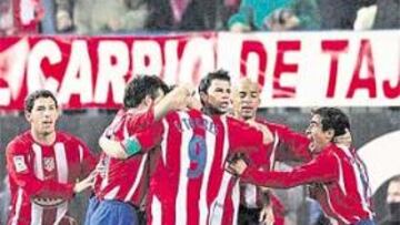 <b>EUFORIA. </b>Maxi, Molinero, Torres, Luccin e Ibagaza rodean a Kezman tras el decisivo gol del serbio.