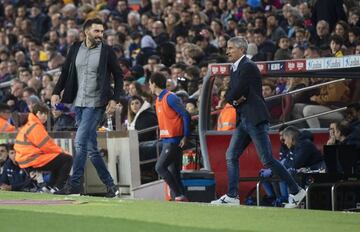 Barcelona coaching pair, Eder Sarabia (R) and Quique Setién (L), during the game against Real Sociedad.