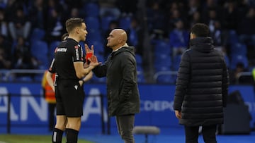Gilsanz, hablando con el árbitro tras la roja a Ximo.