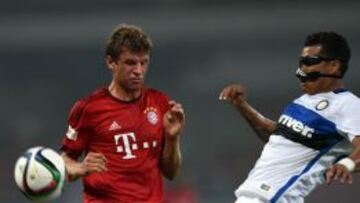 Jeison Murillo (der) disputa un bal&oacute;n con Thomas M&uuml;ller (izq), delantero del Bayern Munich. 