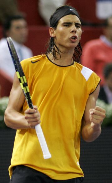 Nadal, que venía de ganar el primer título de su carrera en Sopot, estrenó su casillero de triunfos en el Madrid Open contra el italiano Davide Sanguinetti (6-2 y 6-1). En segunda ronda, con un hombro tocado, no pudo con el estadounidense Vincent Spadea (6-4, 4-6 y 6-3).