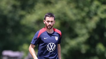 El centrocampista Luca de la Torre conduce el bal¨®n durante un entrenamiento con Estados Unidos.