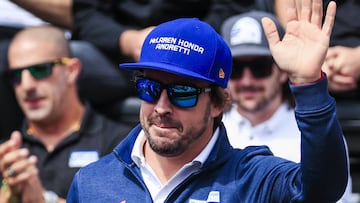 Fernando Alonso saluda al p&uacute;blico en Indianapolis.