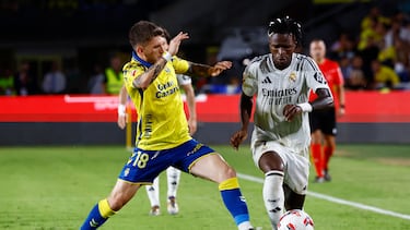 Soccer Football - LaLiga - Las Palmas v Real Madrid - Estadio Gran Canaria, Las Palmas, Spain - August 29, 2024 Real Madrid's Vinicius Junior in action with Las Palmas' Viti Rozada REUTERS/Borja Suarez
