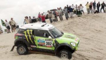 El piloto francés Stephane Peterhansel compite hoy, miércoles 16 de enero de 2013, durante la undécima etapa del rally Dakar, entre las localidades de La Rioja y Fiambalá (Argentina).