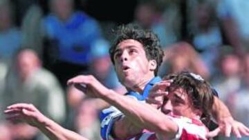 <b>VICTORIA. </b>Njegus y Pier disputan un balón en 2001. Ganó el Atleti.