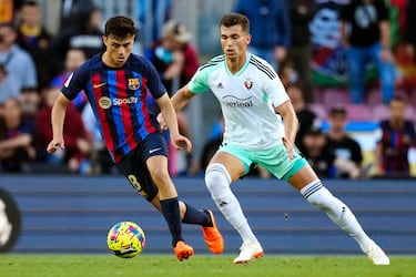  El centrocampista del FC Barcelona Pedri disputa una posesión con el centrocampista de Osasuna Lucas Torró.