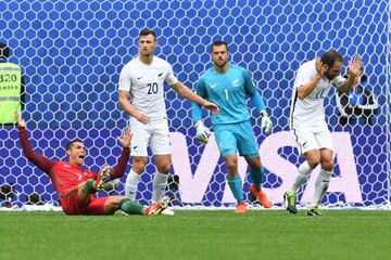 Cristiano Ronaldo se queja de una falta. 