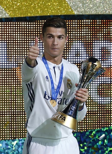 Cristiano ha conseguido tres Mundialitos de Clubes. En la foto, posa con el trofeo de 2016 ganado a Kashima Antlers. 