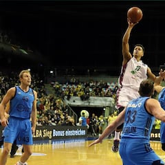 Lessort rescata al Unicaja y pone a tiro la semifinal