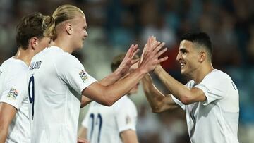 Haaland celebra su gol ante Serbia.