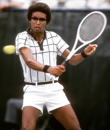 El ¨²nico tenista negro en ganar en Wimbledon confes¨® su enfermedad en 1992, cinco meses despu¨¦s de que lo hiciera Magic Johnson. Su caso fue muy desafortunado, puesto que se contagi¨® durante una operaci¨®n a coraz¨®n abierto por una transfusi¨®n de sangre. Muri¨® un a?o despu¨¦s.