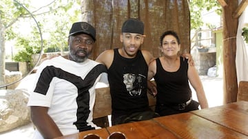 Aubameyang, con su padre Pierre y su madre Margarita posando para AS hoy en El Barraco.