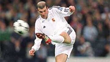 <b>UN GOL DE CHAMPIONS.</b> Zidane logró así su ansiada Copa de Europa.