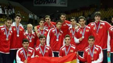 <b>PLATA. </b>Los subcampeones de Europa, con su medalla.