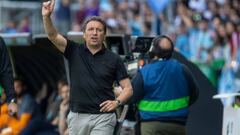 Eusebio Sacrist&aacute;n, dirigiendo al Girona.