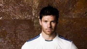 <b>DE ESTRENO. </b>Xabi Alonso con la nueva camiseta.