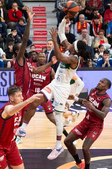 El Unicaja arrasa al UCAM e iguala su récord de victorias consecutivas