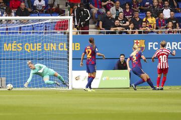 La jugadora del Atl¨¦tico de Madrid, Amanda Sampedro, marca el 0-1.