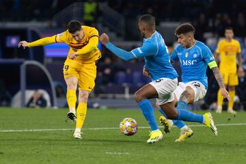 Asistencia de Pedri al delantero polaco en el borde del área, se hace un hueco y dispara raso, ajustado al palo, imparable para la estirada de Alex Meret.