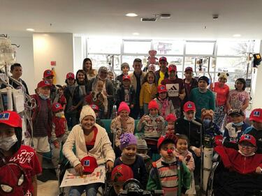 James comparte con los niños del Hospital de la Misericordia