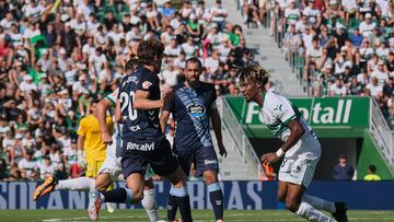 ELCHE (ALICANTE), 28/09/2025.- John (d), del Elche, en acción durante el partido de la jornada 7 de LaLiga EA Sports, entre el Elche CF y el RC Celta de Vigo, en el estadio Manuel Martínez Valero. EFE / Pablo Miranzo
