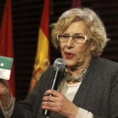 Carmena regala a los jugadores del Madrid unos ceniceros