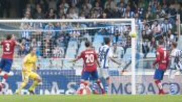 PRIMERA VUELTA. Ocasión del Atleti en el partido que jugó ante la Real en Anoeta en la primera vuelta.