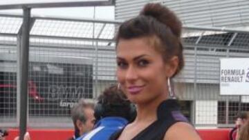 <b>Salero en Silverstone. </b>Quién dijo que no había carreras este fin de semana. Las hubo en Silverstone (Fórmula Renault 3.5) y no faltó el colorido de las grandes eventos, azafatas incluidas. La que nos corresponde, digamos, es del tipo mirada traviesa, ceja Sobera y desparpajo juvenil. Aire fresco entre tanta gasolina.