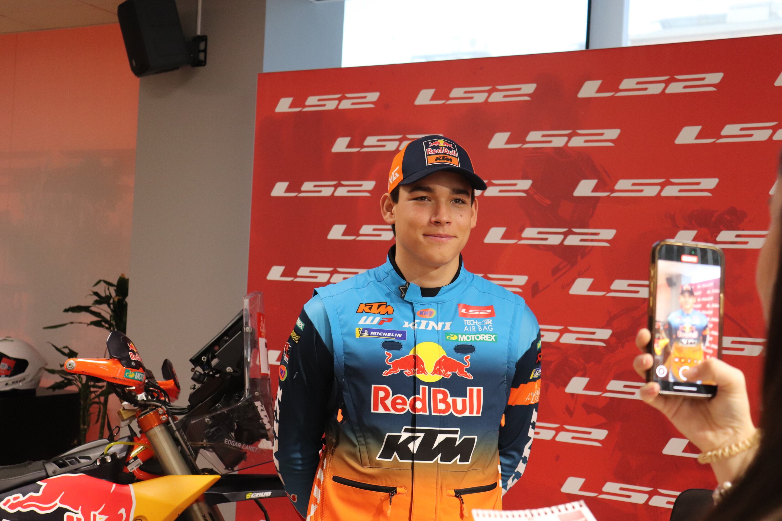 Edgar Canet durante la presentación del Dakar con su KTM.