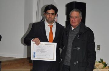 Martínez en la graduación como entrenador junto a Alberto Quintano, ex zaguero de la Roja y ex docente del Inaf. 