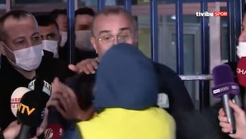 El vicepresidente del Galatasaray, asaltado en directo por un fan del Fenerbahce