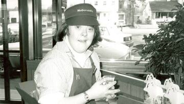 Una trabajadora de McDonalds con s&iacute;ndrome de down se jubila tras 32 a&ntilde;os.