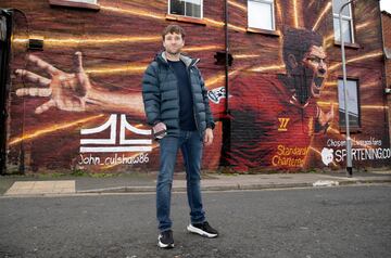 John Culshaw, junto a una de sus obras más célebres, el mural de Steven Gerrard.