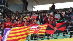 Los aficionados del Mallorca animan a su equipo en el partido ante el C&oacute;rdoba.
