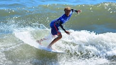 Zander Venezia, joven promesa del surf en Barbados, compitiendo en una prueba de la WSL.