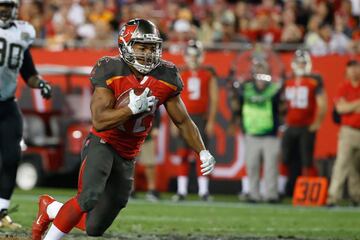 Tampa Bay Buccaneers . Doug Martin: El corredor de Tampa tiene la calidad, demostrada, de ser un top 5 de la NFL. Pero sus problemas fuera del campo mantiene en vilo a la franquicia. Parece que se ha recuperado de sus adicciones, pero tiene que demostrarlo en el campo.