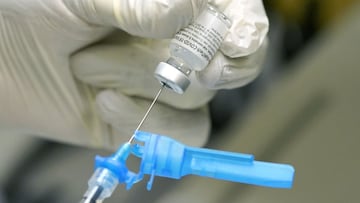 ARCHIVO - En esta fotografía de archivo del 16 de diciembre de 2020, una enfermera registrada prepara una jeringa con la primera ronda de la vacuna Pfizer COVID en Ridgeland, Misisipí, mientras los líderes médicos estatales reciben las vacunas.