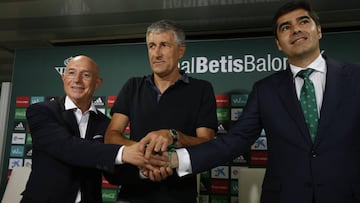 Quique Setién, en el centro, presentado como nuevo entrenador del Betis.