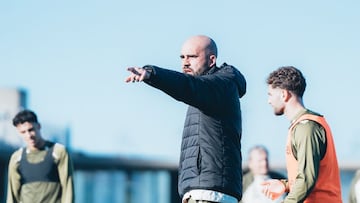 Claudio Giráldez, entrenador del Celta, da indicaciones durante una sesión de trabajo con sus futbolistas.