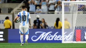 Argentina's forward #10 Lionel Messi holds the ball as he walks to the penalty spot during a penalty shoot out during the Conmebol 2024 Copa America tournament quarter-final football match between Argentina and Ecuador at NRG Stadium in Houston, Texas, on July 4, 2024. (Photo by CHARLY TRIBALLEAU / AFP)