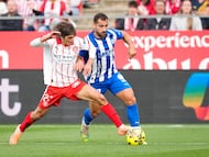 GIRONA, 08/11/2025.- El delantero del Girona FC Bryan Gil (i) pelea un balón ante el defensa del Alavés Jonny Otto durante el partido de LaLiga EA Sports entre el Girona FC y el Alavés, este sábado en el estadio municipal de Montilivi. EFE/ David Borrat