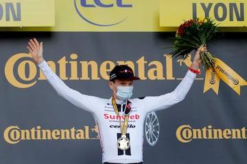  Soren Kragh Andersen celebrando su victoria en la etapa 