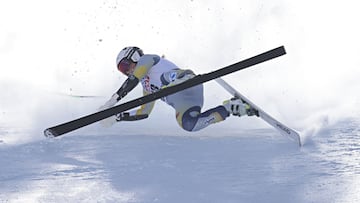 Ca&iacute;da de la esquiadora Kajsa Vickhoff Lie en Val di Fassa.