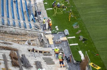 Los trabajos de remodelación del estadio del Real Madrid siguen sin pausa. A unos días del estreno los esfuerzos se centran en el terreno de juego.